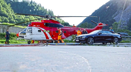 transport héliportage voiture de luxe sur un glacier des Alpes pour une exposition