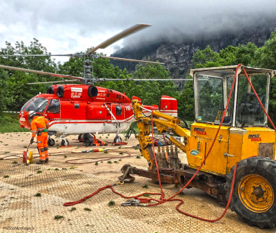 transport héliportage pelle mécanique en montagne par hélicoptère, zone difficile