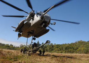 CH53 Américain pendant l'accrochage d'une charge