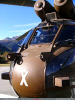 tre SA330 Puma de la l'ALAT arme de terre , Manouevre dans les Alpes , pose sur la Bse secours PGHM de Modane SAVOIE