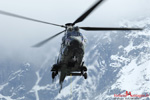 Le Super Puma AS332C1 Eagle prend de l'altitude pour monter la charge sur le pylone du dessus