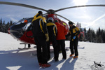 MBH Hlicoptres Avoriaz - Branquardage de la victime dans l'EC135 T2