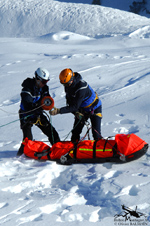 SAF Hlicoptres Base secours Courchevel - Accrochage du crochet pour le treuillage