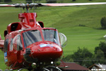 BELL 412 OE-XYY au dcollage, les helpeurs au sol sont pret