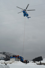 Le super puma en levage sur le chantier des Saisies