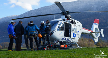 Les quipes de secouristes et pilote avant l'entrainement, briefing au sol