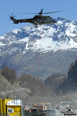 Super Puma AS332 M1 sur l'air d'accrochage des charges