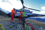 L'quipe d'assitant de vol devant l'AS350 B3 HB-ZES Eagle Helicopter Valais