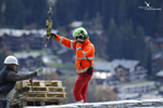 Assitant de vol Eagle Helicopter Valais sur le toit d'un chalet de Verbier