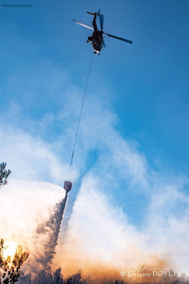 Larguage d'eau HBE lourd Super Puma - HBE L - Moyen aérien France Sécurité Civile lutte incendie capacité 4000 litre d'eau - Heliswiss International 