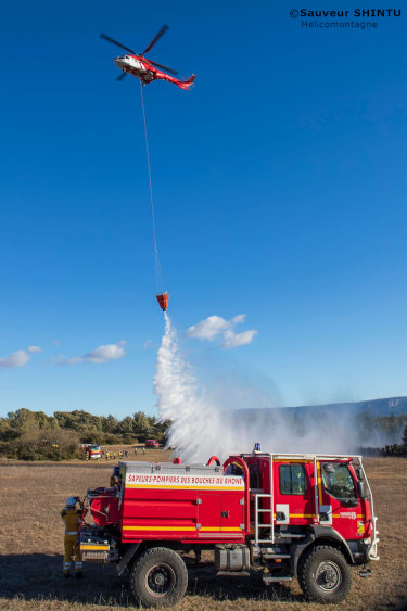 Hélicoptère au larguage d'eau HBE lourd Super Puma - Heliswiss International - SDIS 73 - Moyen de lutte incendie feux de forêt DIH Sécurité civile hélicoptère - Camion CCF pompier