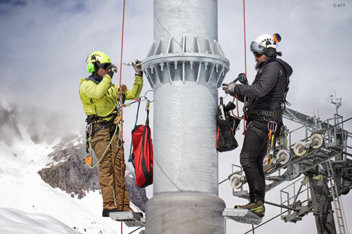 Montage par hélicoptère mat éclairage stade ou montagne. Hélicoptère solution grutage - Devis possible
