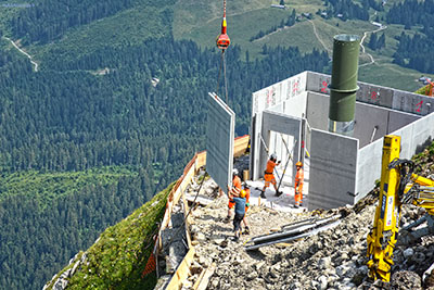 Héliportage - hélitreuillage - Montage d'un batiment relais radio en montagne Alpes du Nord
