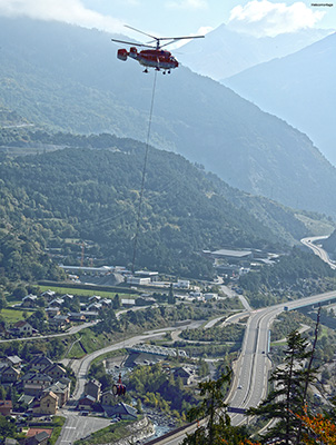 héliportage sur une conduite forcée pour le compte EDF, conduite en montagne remplacement de trou d'homme, hélicoptère gros porteur Kamov