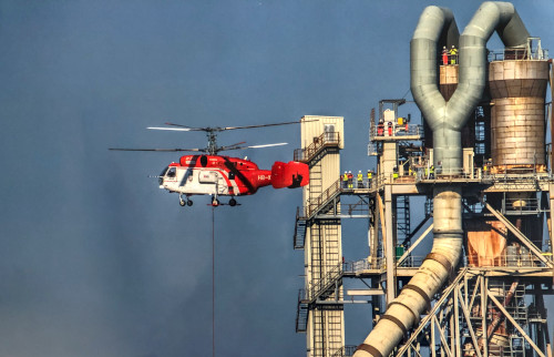Levage par hélicoptère dans une usine. Montage de pièce par hélicoptère dans une usine, transport par hélicoptère