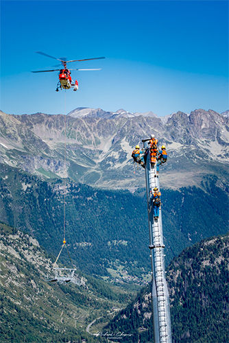 hélicoptère kamov KA32 montage remontée mécanique à Chamonix haute-savoie France