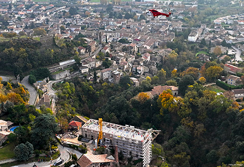 Montage Héliportage charpente par hélicoptère Levage en ville milieu urbain agglomération avec hélicoptère super puma - Hélicoptère levage en ville avec montage - Autorisation travail aérien
