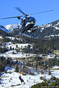 Hélicoptère EC145 secours en montagne pendant un treuillage